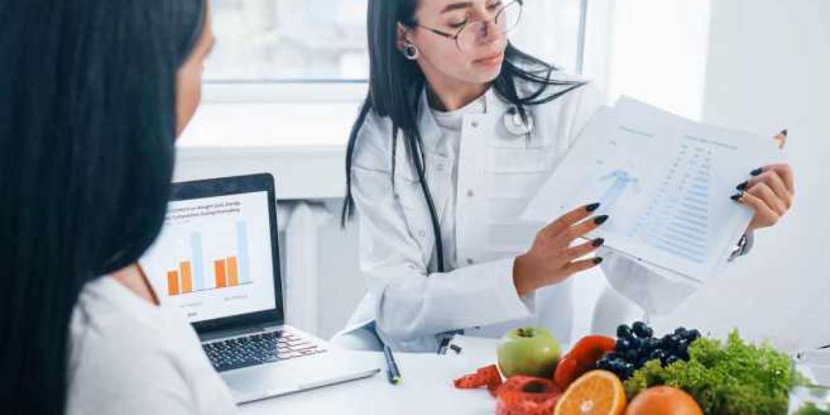 How to Choose Between a Nutritionist & Dietitian?