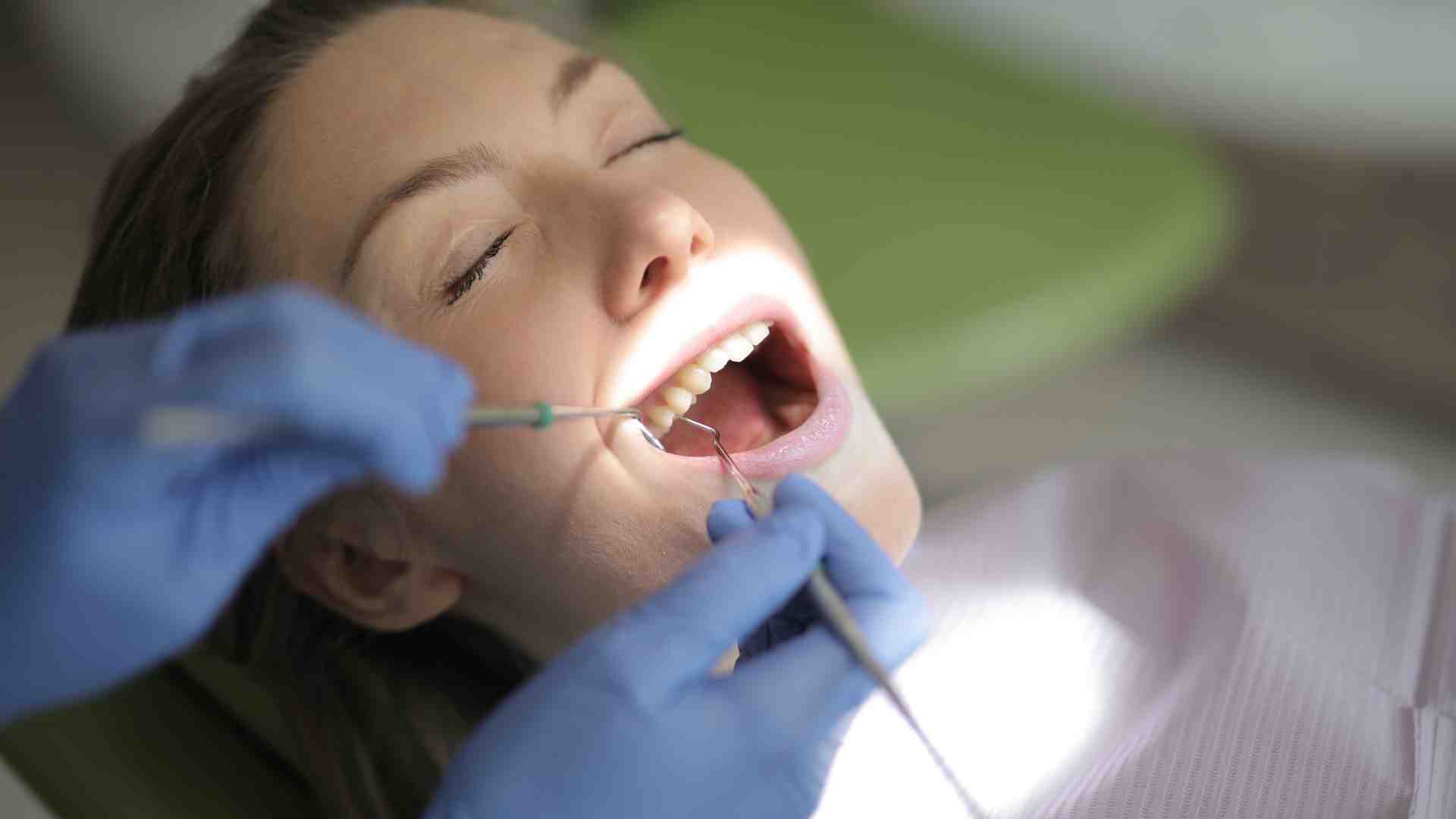 Maintaining Your Dental Health in Between Visits