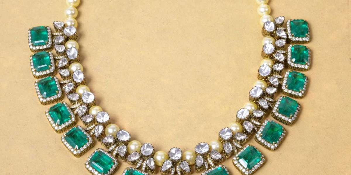 Majestic Emerald Necklace: Where Art Meets Luxury