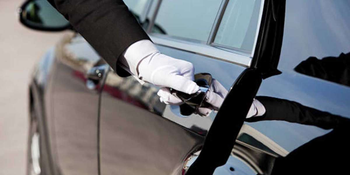 Best Luxury Chauffeur Service in CT - Travel the Elite Way with Famous Drive