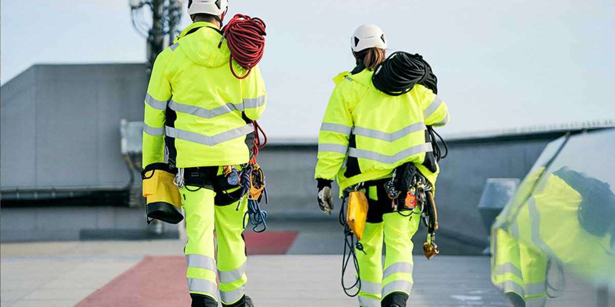 Safety Workwear: Protecting Workers and Enhancing Performance