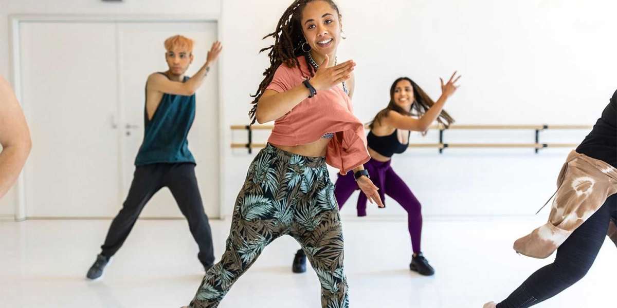 Hubert Essakow: Shaping Dance Through Movement and Emotion