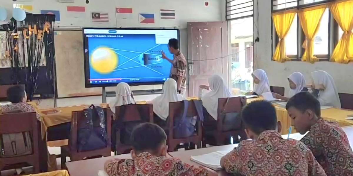 Dadunation : Pemerintah Percepat Digitalisasi, Bagikan Smart Board ke 15.000 Sekolah.