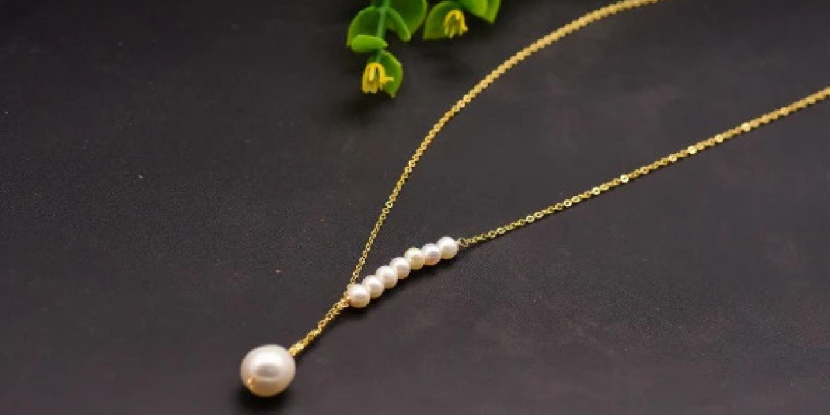 The Ultimate Guide to Buying a Pearl Necklace