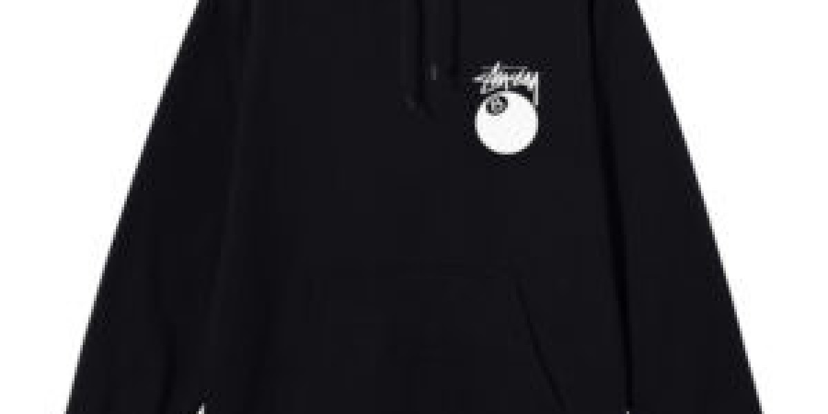 Stüssy hoodie as a rebellious middle layer