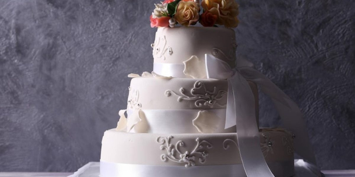 Want Chic Without the Fuss? Simple Wedding Cakes That Still Wow