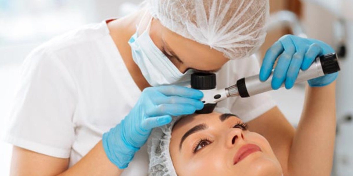 علاجات فعّالة للبشرة الدهنية من طبيب أمراض جلدية في دبي